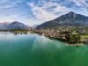 lago di como, baia di colico e alpi sullo sfondo